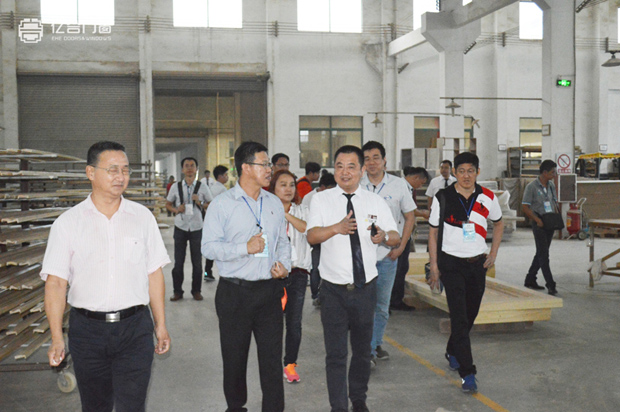 热烈欢迎马来西亚国际交流团参观亿合门窗科技园 洽谈长期合作！